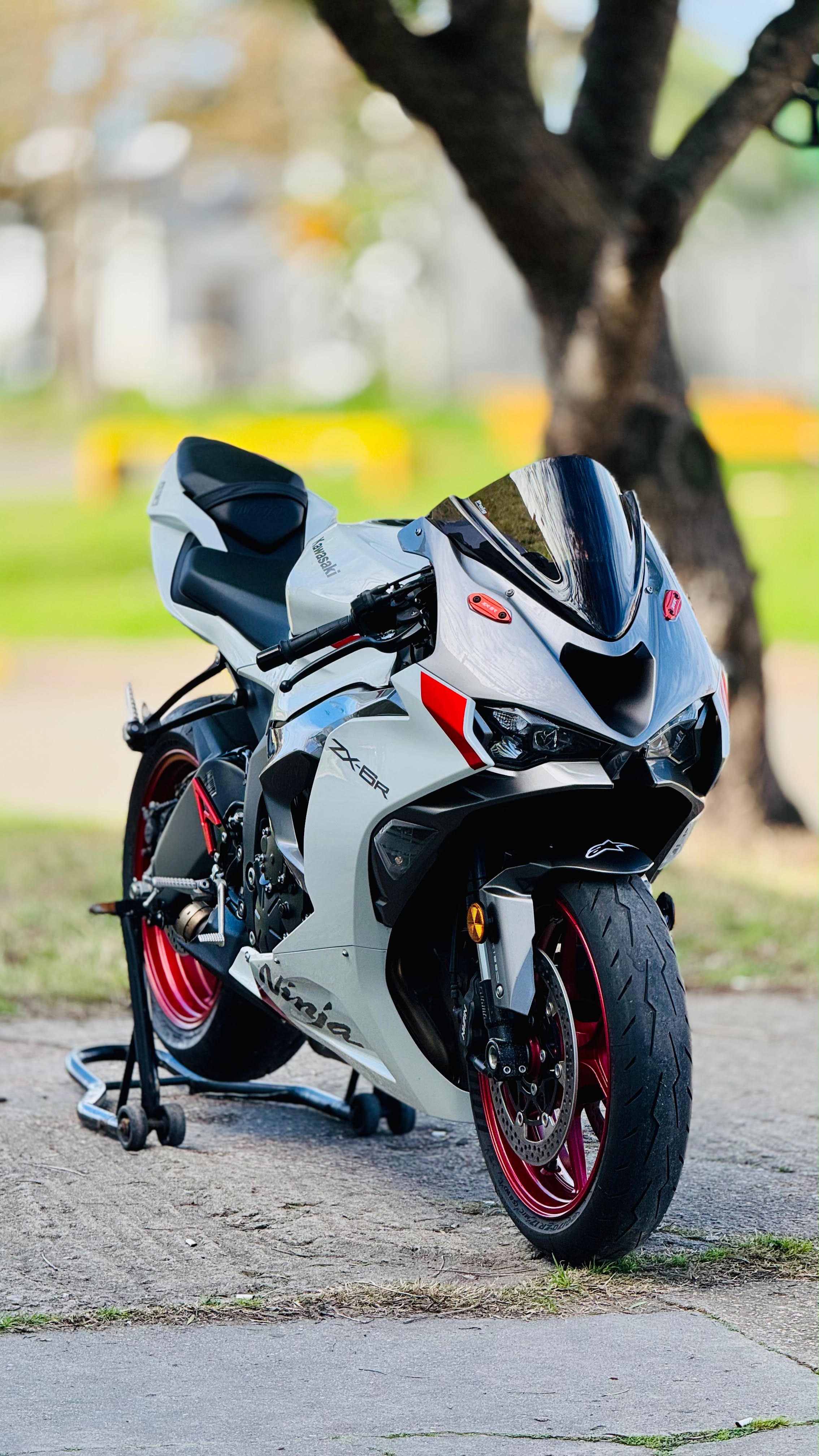 Kawasaki ZX-6R avanzando en el progreso